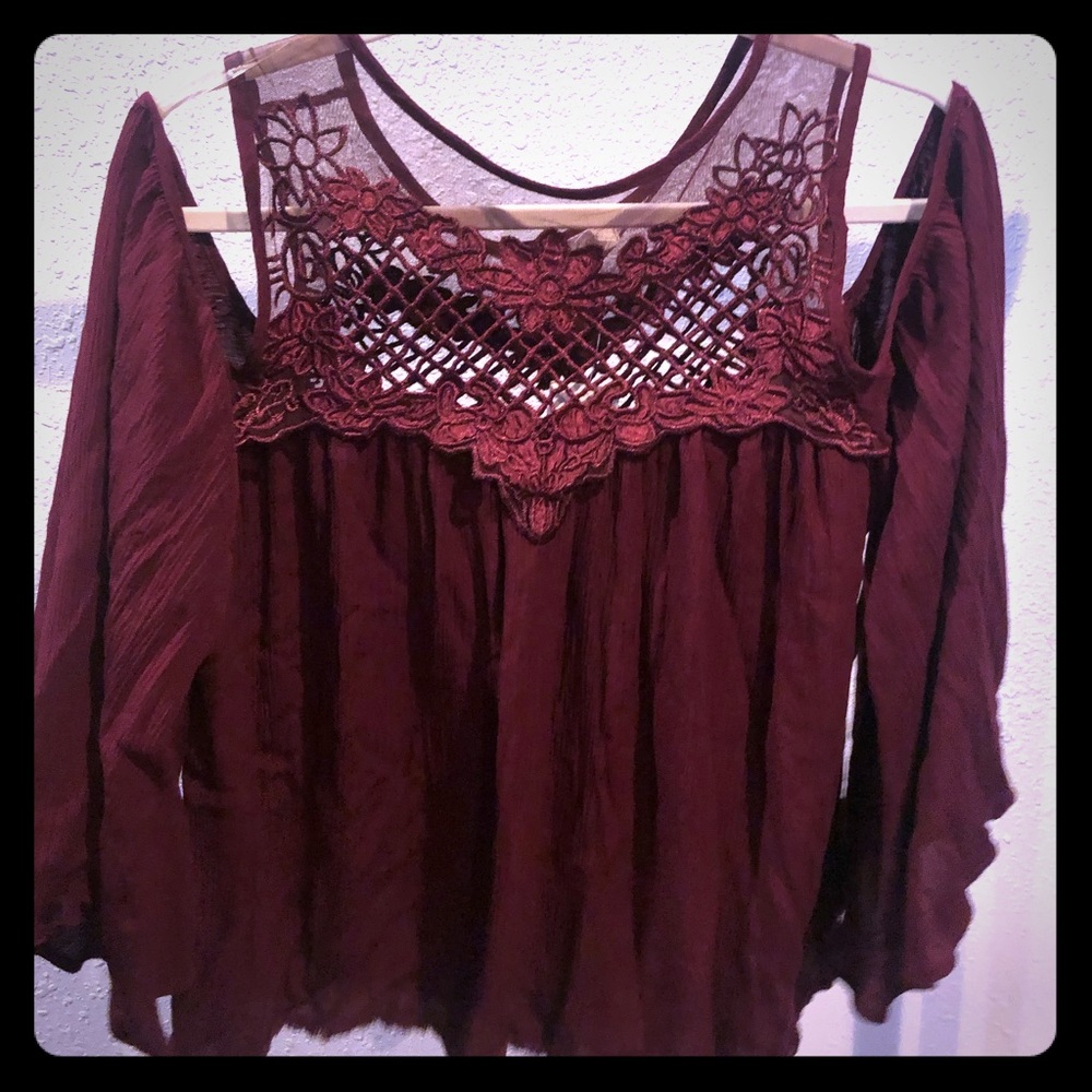 Taylor & Sage cold shoulders blouse